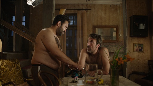 Igor Angelov, Faik Mefailoski v filmu Godina na majmunot (2018).