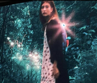 Mila Peršin v filmu Preprost človk in konec sveta (2022).