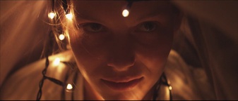 Mia Skrbinac v filmu Nikoli ne bova sama (2014).