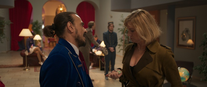 Konstanze Dutzi, Makis Papadimitratos v filmu Nevidna roka Adama Smitha (2017).