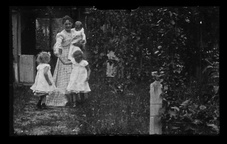Božena Grosman, Draga Grosman, Vladimir Grosman, Matilda Grossmann v filmu Na domačem vrtu (1906).