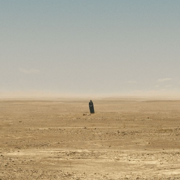 Still frame Človek s senco (2019)