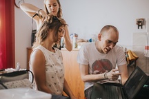 Lea Bole, Jan Fabris, Arna Hadžialjević on the set of Skoraj polnoč (2020).