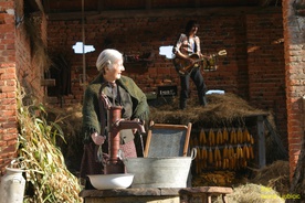 Semka Sokolović Bertok, Branko Đurić (I) na snemanju filma Traktor, ljubezen in rock'n'roll (2011).