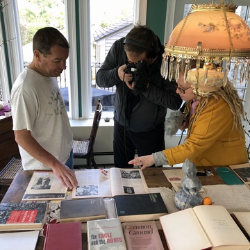 Nina Blažin on the set of Skozi ameriško džunglo (2019).