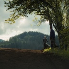 Kader iz filma Med zemljo in nebom (2025)