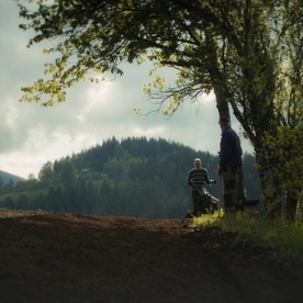 Kader iz filma Med zemljo in nebom (2025)