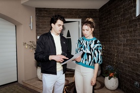 Leon Pučnik, Neja Čušin na snemanju filma Legenda o bejbi (2024).