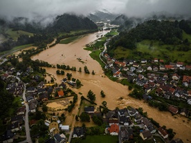 fotografija s snemanja Sora: Tiha voda bregove dere (2024)