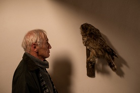 Johan Leysen on the set of Pink Moon (2022).