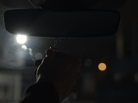 Kader iz filma Majmunska posla ~ Boljši človk (2025)