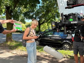 Hana Majdič on the set of Elvis Škorc, genialni štor (s.d.).