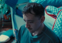 Luka Seražin v filmu Kako je pozvonilo, ko me ni bilo doma (2025).