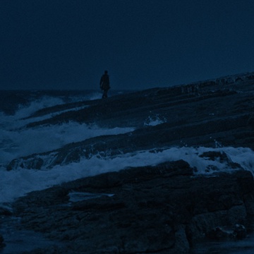 Still frame Človek s senco (2019)