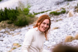 Tamara Avguštin na snemanju filma Prijetna koča (s.d.).