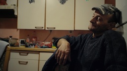 Kader iz filma Pod sveto streho (2025)