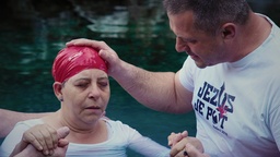 Kader iz filma Pod sveto streho (2025)