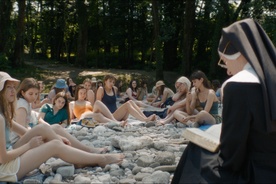 Kader iz filma Kaj ti je deklica (2025)