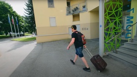 Kader iz filma Več kot le dom (2024)