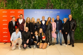 Kader iz filma Belo se pere na devetdeset (2025)