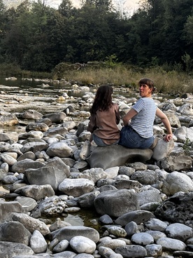 Teja Miholič, Lara Maria Vouk na snemanju filma Nostro cine quotidiano / Naš vsakdanji kino (2025).