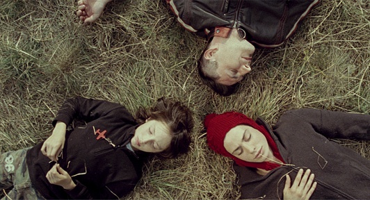 Tommaso Finzi, Medea Novak, Niko Novak v filmu To je zemlja, brat moj (2009).