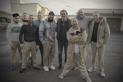 fotografija s snemanja Ko pridem ven (2025)