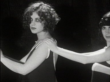 Karin Komljanec v arhivskem gradivu uporabljenem v filmu Deklica s frnikulami (1997).