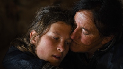 Kader iz filma To Hold a Mountain (2026)