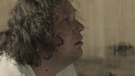 Primož Pirnat, Maks Sušnik v filmu Svetlo črna (2014).