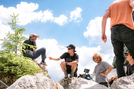 fotografija s snemanja Prijetna koča (s.d.)