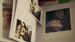 Kader iz filma Nihče ni nikoli gledal slonov kot ti (2025)