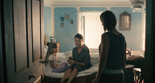 Miranda Caharija, Iza Veselko, Maša Derganc v filmu Nahrani me z besedami (2012).