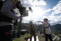 Gregor Baković on the set of Hotel Alkohol (s.d.).