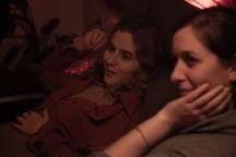 Suzana Krevh, Lara Maria Vouk v filmu Zemljo krast (2025).