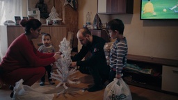 Kader iz filma Pod sveto streho (2025)