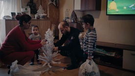 Still frame Pod sveto streho (2025)