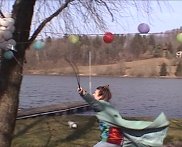 Mila Peršin v filmu Okrog obrnjen zrak (2020).