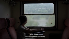 Kader iz filma Obzornik 242 – Sunčane pruge (2023)