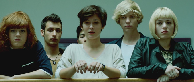 Voranc Boh, Pia Korbar, Doroteja Nadrah, Špela Novak, Kangjing Qui v filmu Razredni sovražnik (2013).