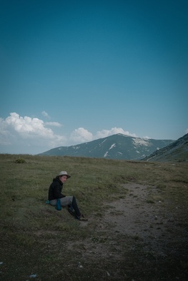 Petra Seliškar na snemanju filma Gora se ne bo premaknila (2025).