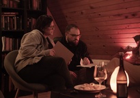 Iza Strehar, Žiga Virc na snemanju filma Zemljo krast (2025).