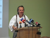 Artur Štern na snemanju filma Gola resnica (2009).