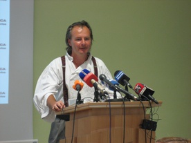 Artur Štern on the set of Gola resnica (2009).