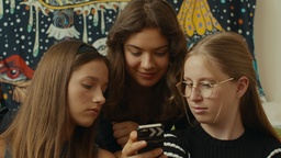 Kader iz filma Vplivnice (s.d.)