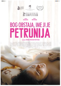 Plakat: Gospod postoi, imeto i' e Petrunija (2019). Na fotografiji: Zorica Nuševa