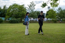 Jan Fabris, Maša Grošelj na snemanju filma Voajerka (2024).