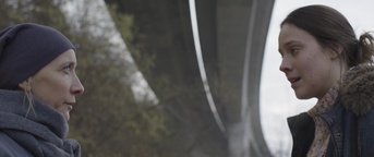 Mojca Funkl, Alja Krhin v filmu Poslušalka mostov (s.d.).