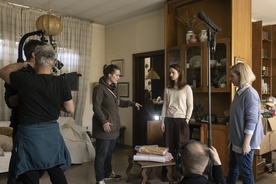 Maja Križnik, Nika Rozman, Jana Zupančič na snemanju filma Zverine (s.d.).