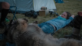 Petra Seliškar na snemanju filma Gora se ne bo premaknila (2025).